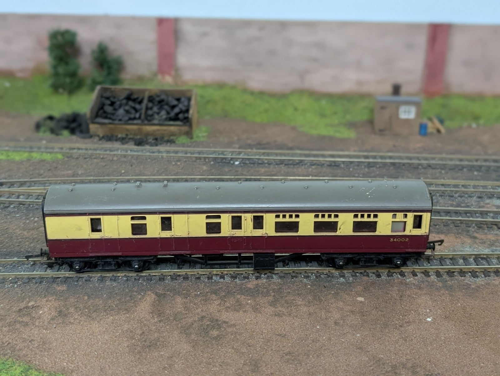 Triang R28/220 Brake Coach Red Crimson And Cream 34002 OO Gauge