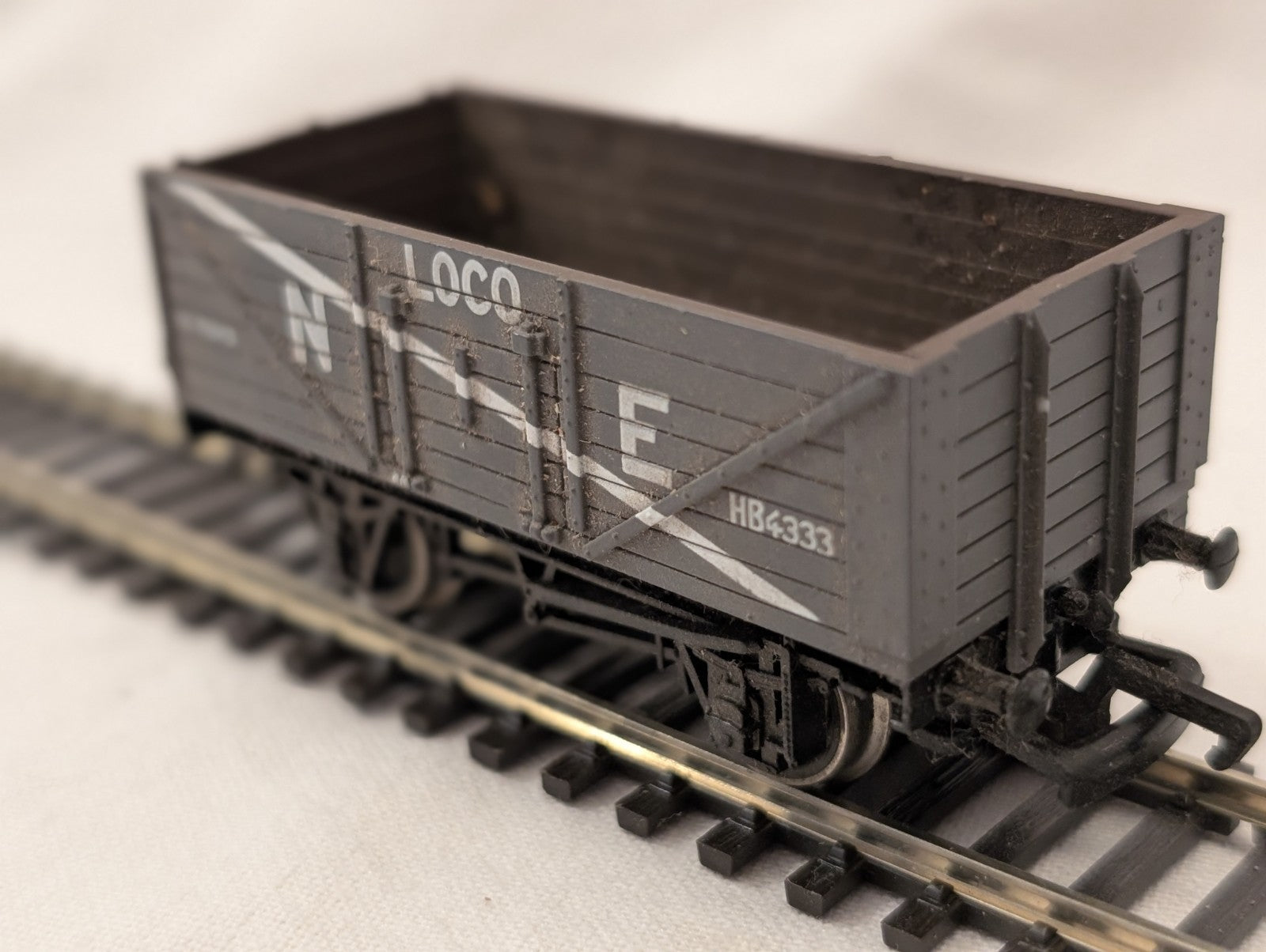 Mainline OO Gauge 37-126 7 Plank Wagon NE Loco Coal Grey