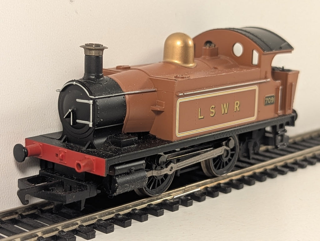 Hornby R1035 LSWR Class 101 Holden 0-4-0T No.709 Brown OO Gauge