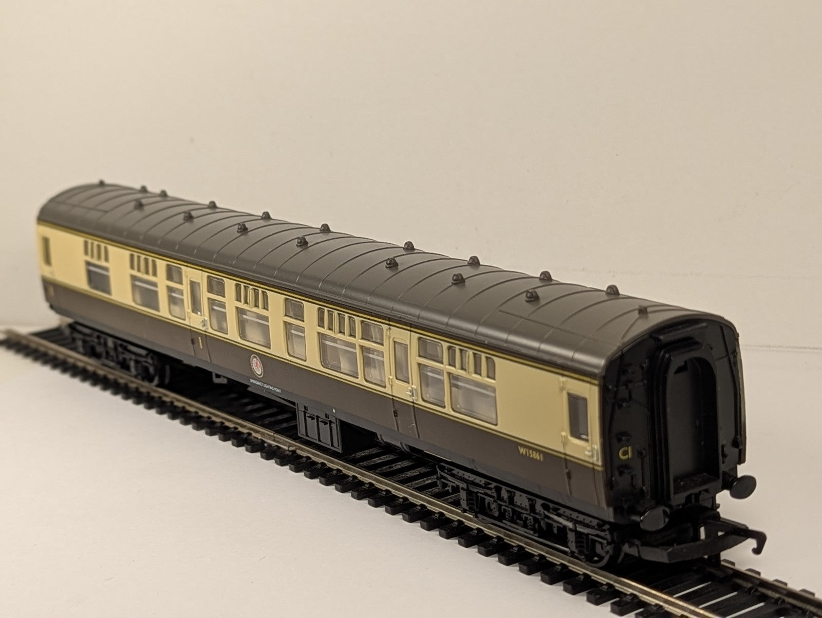 Hornby OO Gauge Hawksworth Corridor Third Passenger Coach W15861