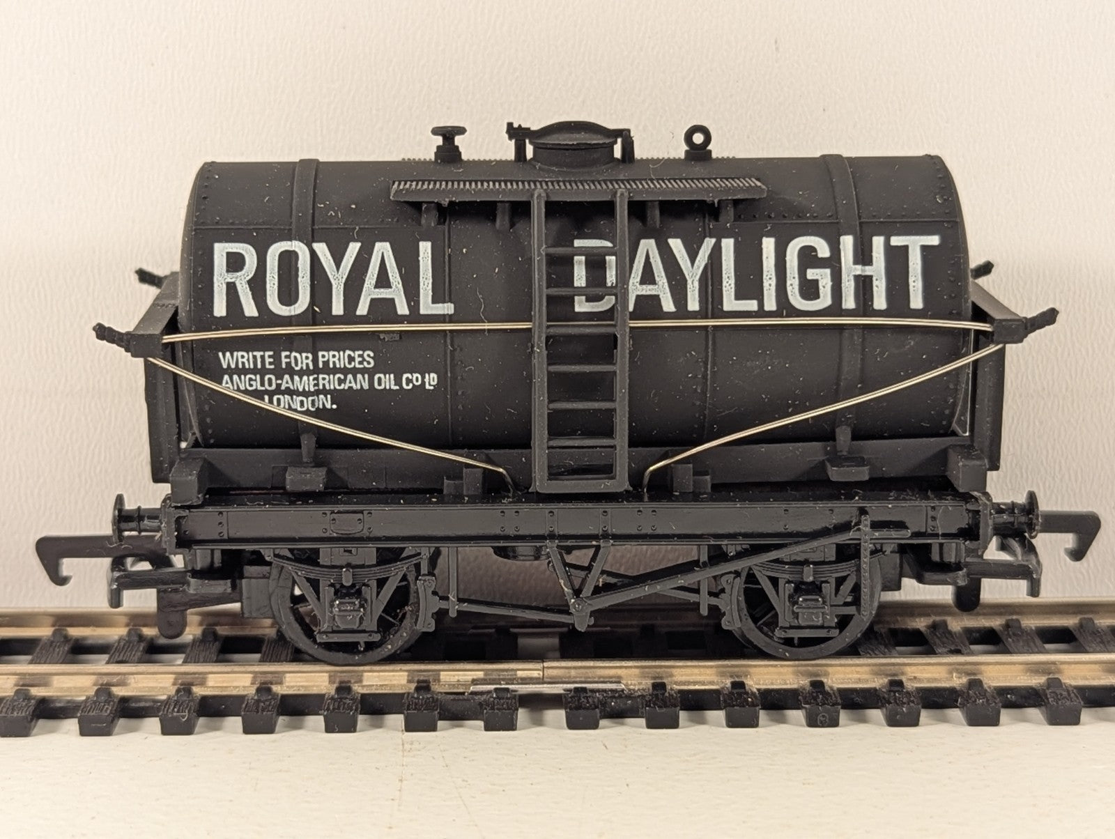 Mainline 37-134 OO Gauge Royal Daylight Paraffin Tank Wagon - Boxed