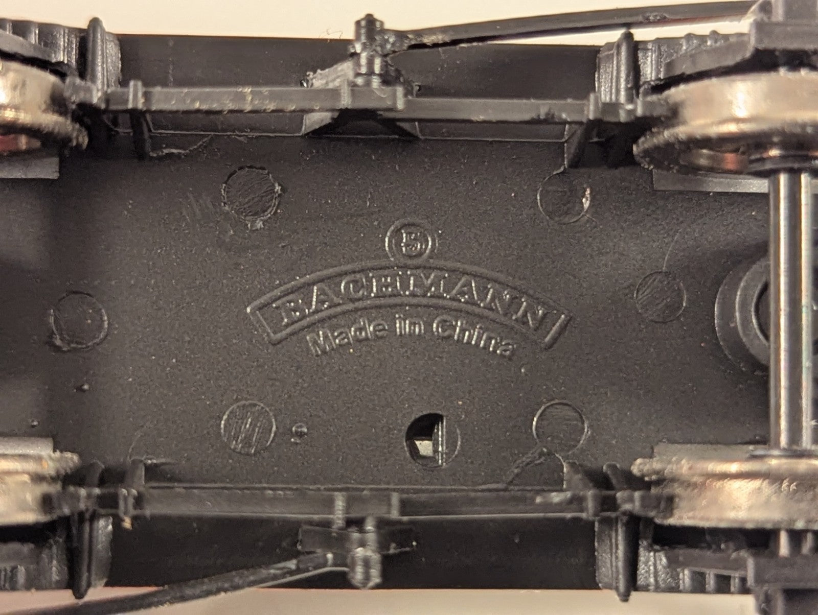 Bachmann OO Gauge 14 Ton Tank Wagon 1223 Shell / BP Silver 37-052