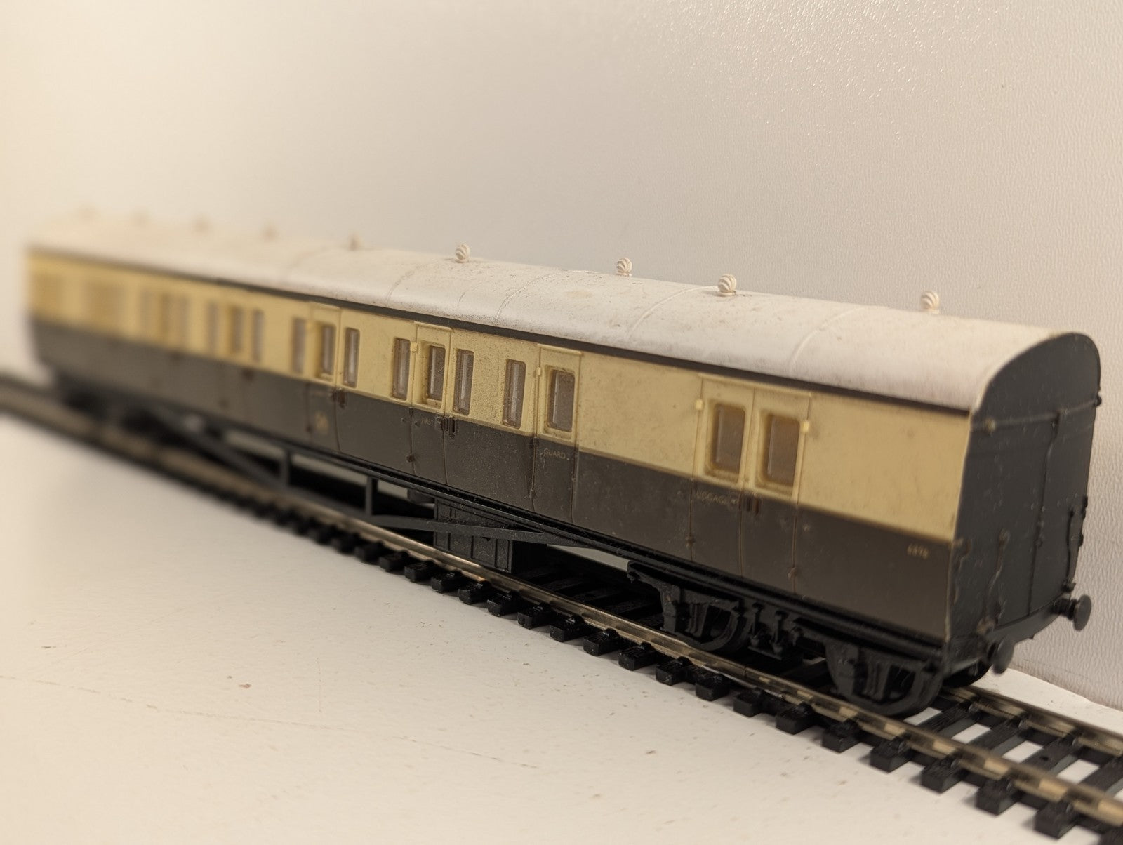 Mainline OO Gauge GWR Suburban Coach Chocolate & Cream