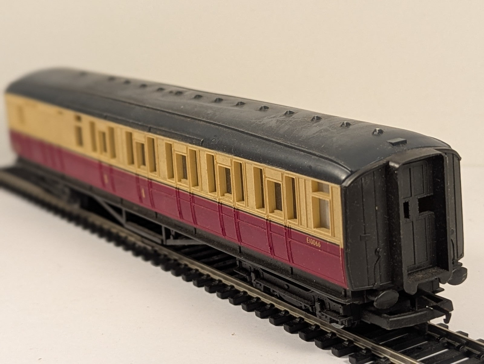 Hornby OO Gauge R410 BR Gresley Brake Coach E10066