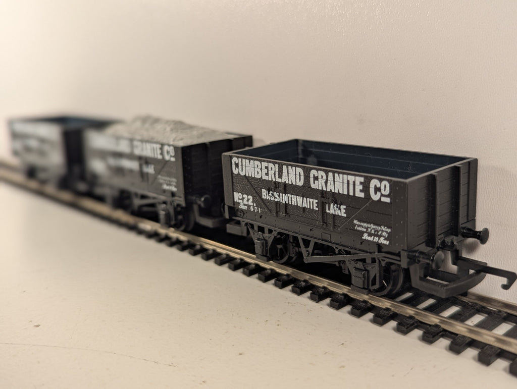 Hornby R6006 OO Gauge Cumberland Granite Co 5 Plank Open Wagon with Load