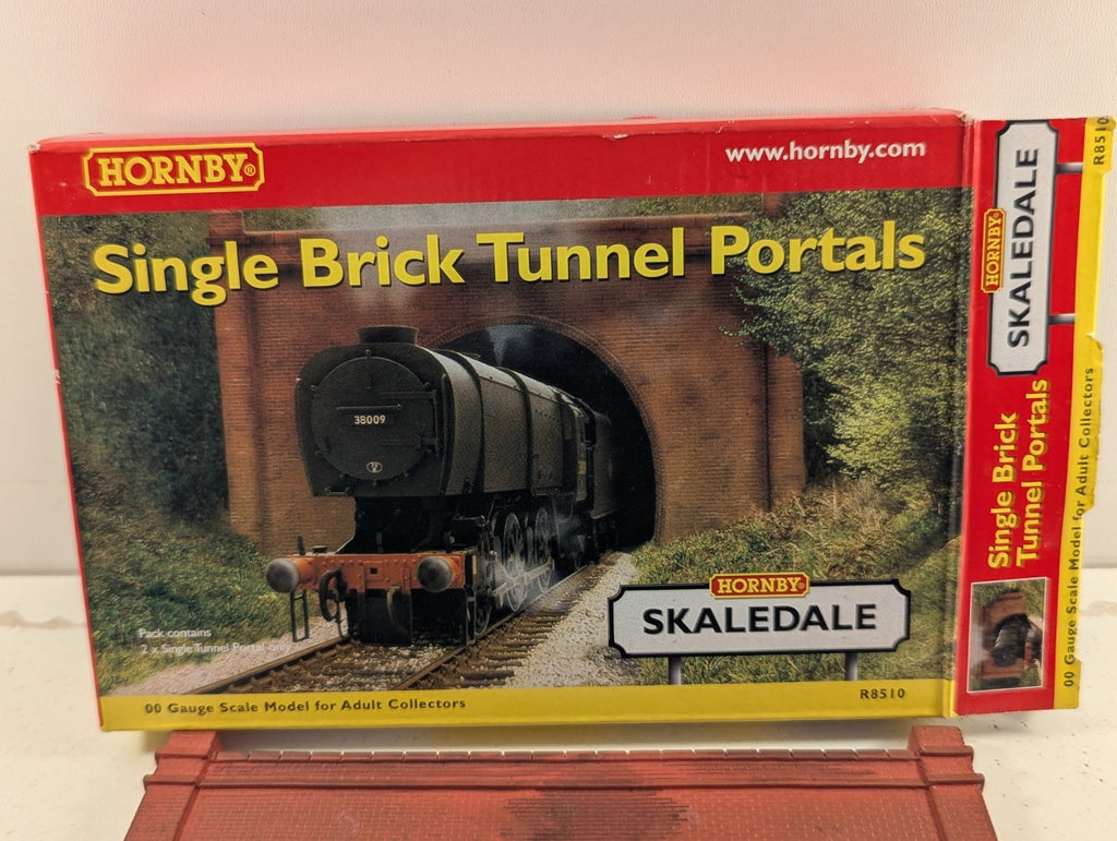 Hornby Skaledale R8510 OO Gauge Single Brick Tunnel Portals Pair