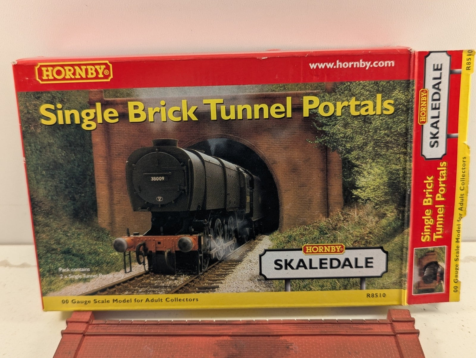 Hornby Skaledale R8510 OO Gauge Single Brick Tunnel Portals Pair