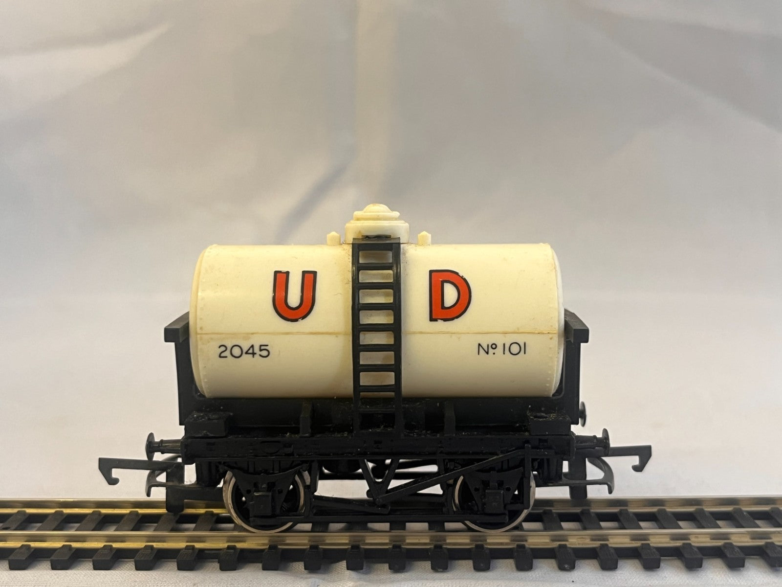 Tri-ang Hornby R15 OO Gauge United Dairies Milk Tank Wagon Boxed