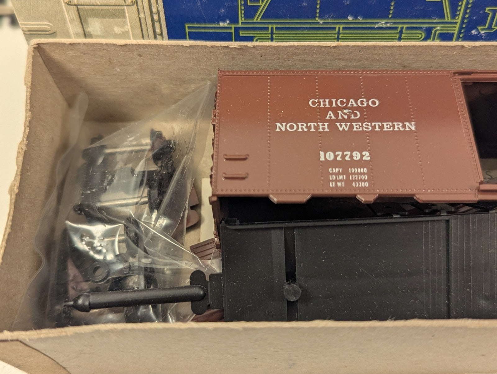 Roundhouse Products HO Gauge Chicago & North Western Box Car Kit boxed