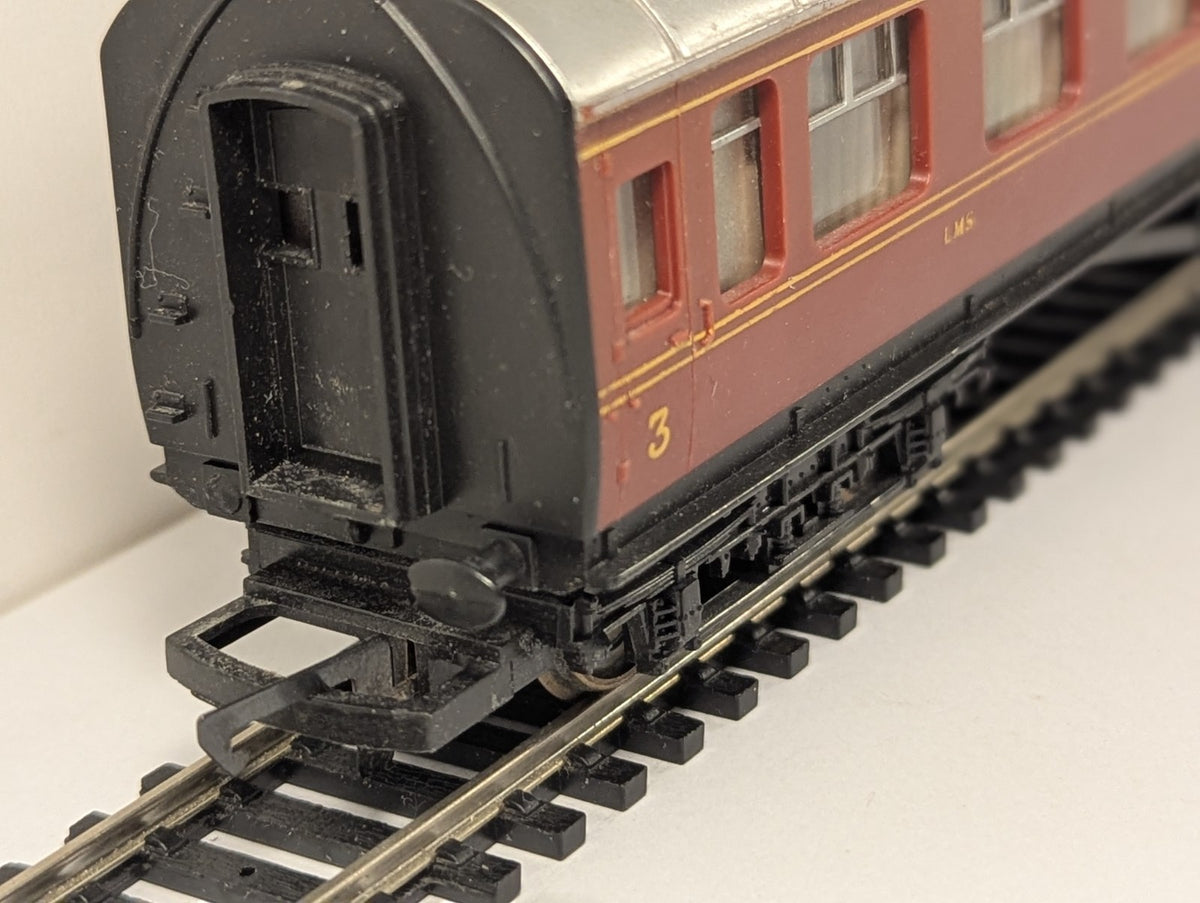 Hornby R433 LMS Stanier Composite Coach 3934 Crimson Lake OO Gauge