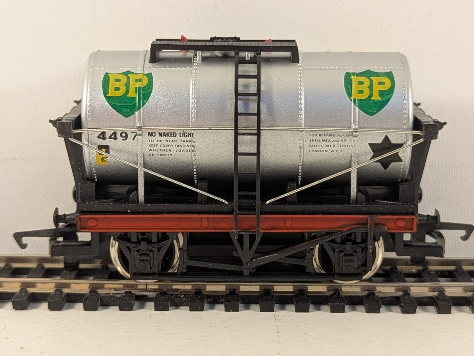 Hornby Railways OO Gauge Shell/BP Tank Wagon 4497 Shell/BP Silver R.245