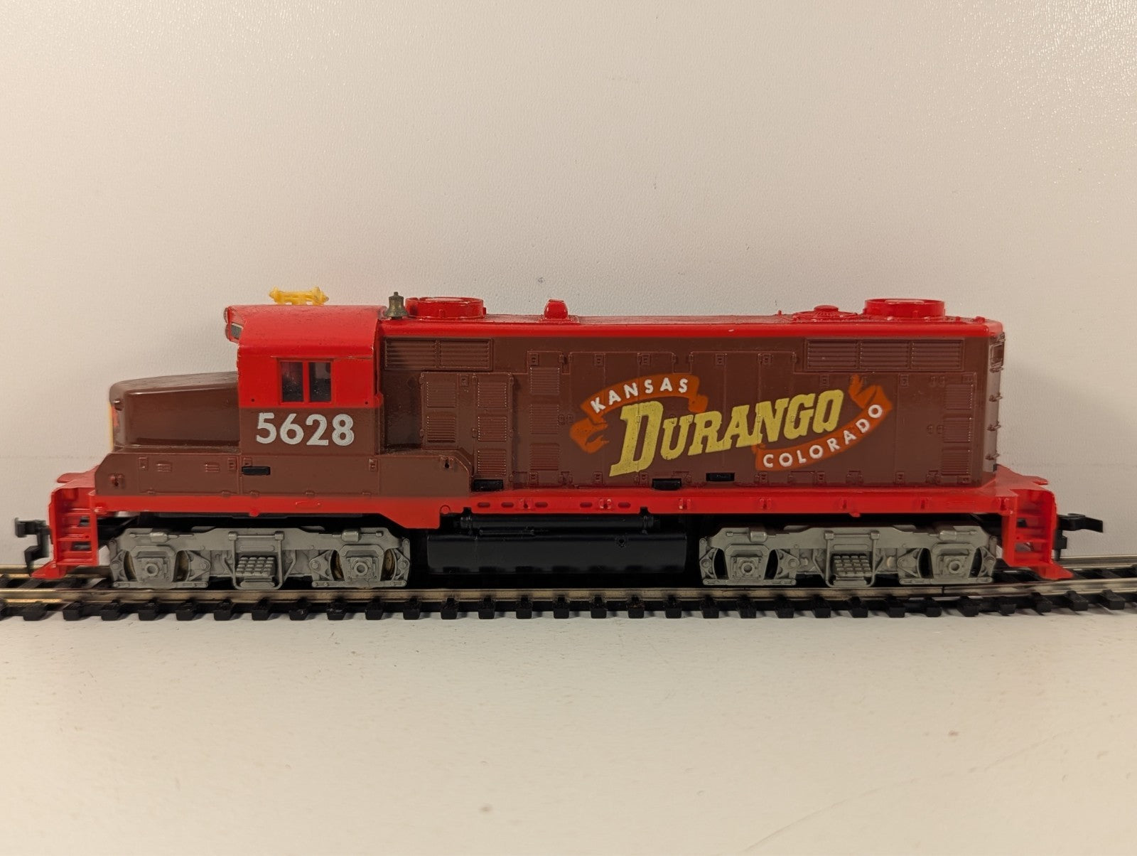 Tyco HO Gauge Durango GP20 Diesel Locomotive - Gear Split