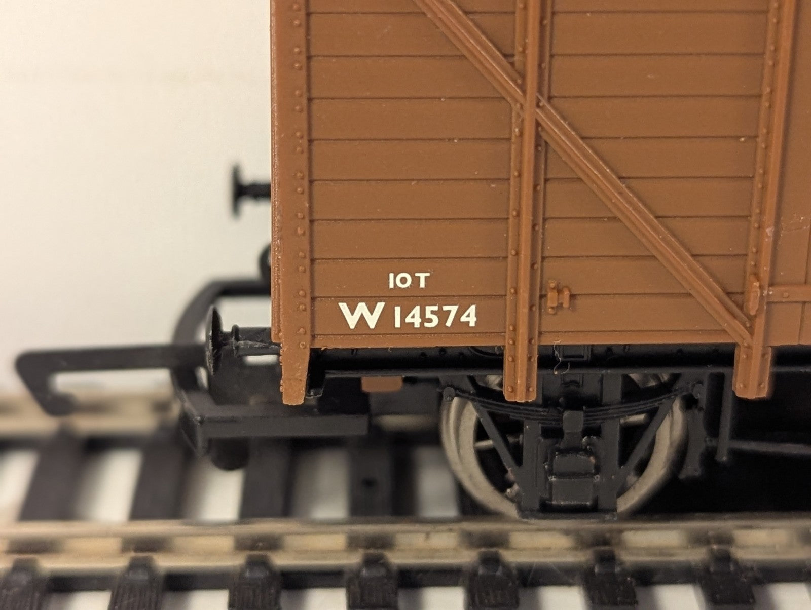 Hornby OO Gauge BR (Ex-GWR) 12 Ton Ventilated Van Wagons W14574 BR Brown