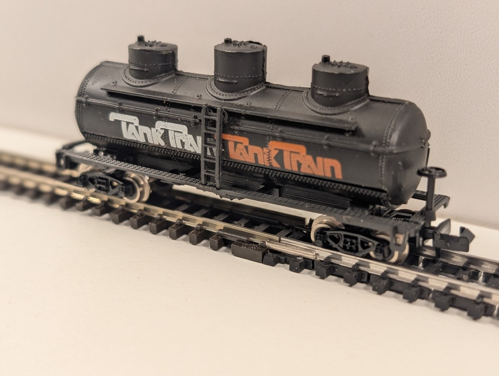 Model Power N Scale GATX “Tank Train” 3-Dome Tank Car