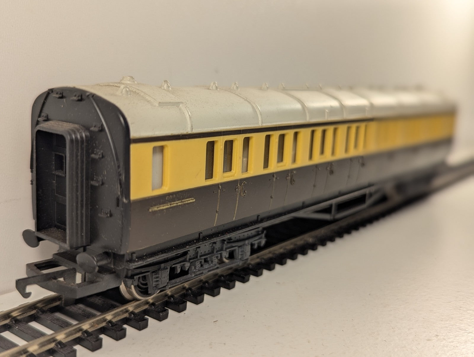 Hornby OO Gauge GWR Composite Coach Passenger Coach 6024 GWR Chocolate