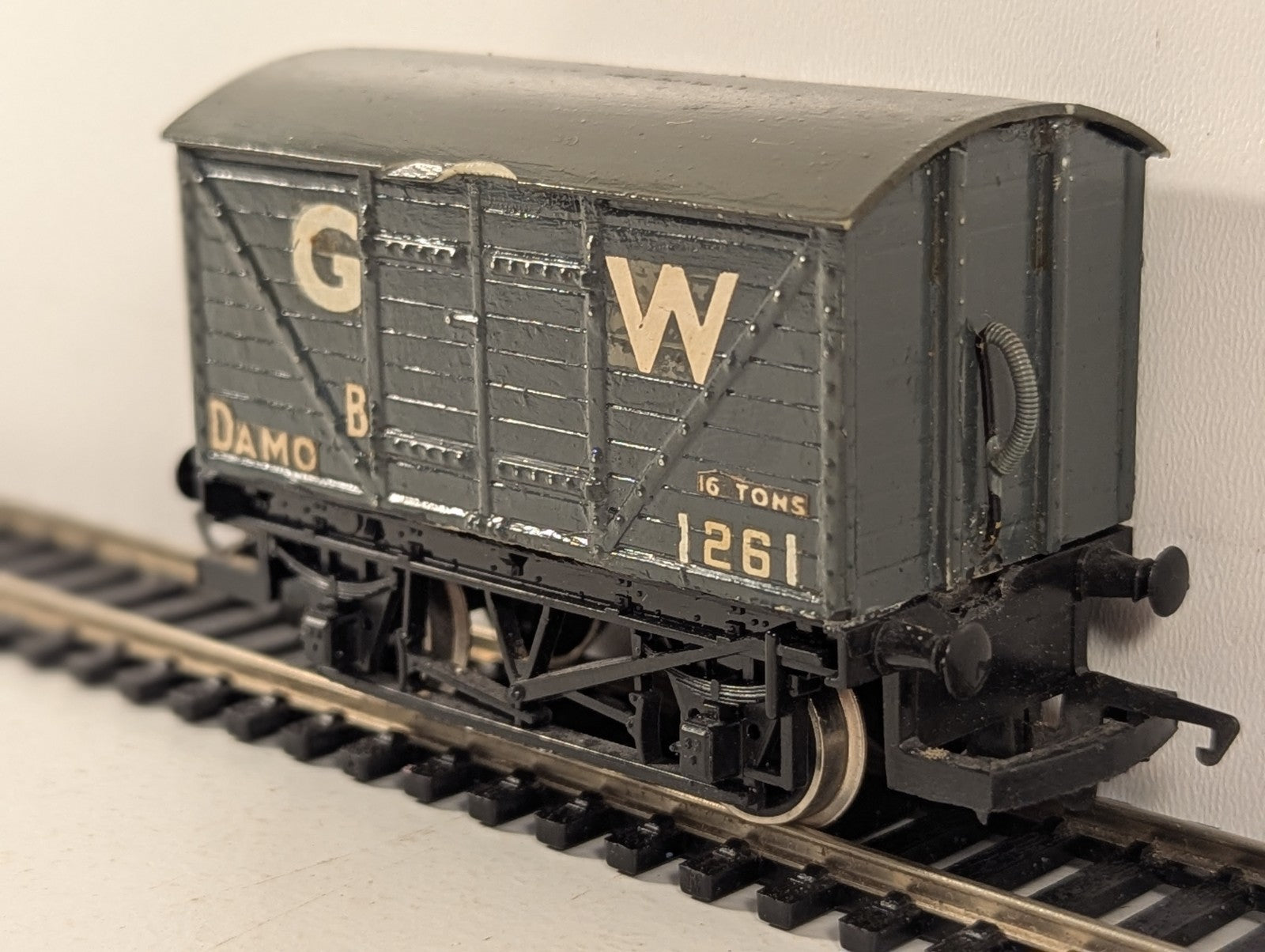 Hornby GWR 16 Ton "Damo" Van OO Gauge - Repainted