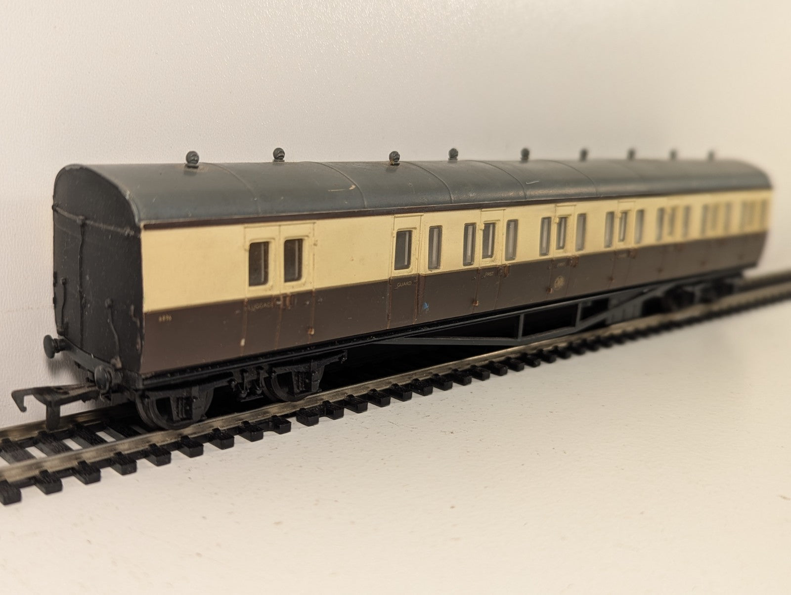 Airfix OO Gauge GWR Suburban Brake Coach Chocolate & Cream