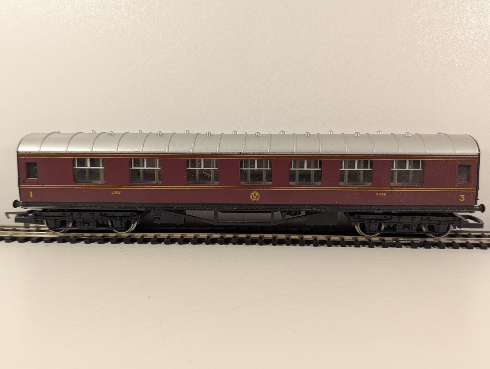 Hornby OO Gauge LMS Brake 3rd Coach 3934 – Crimson Lake