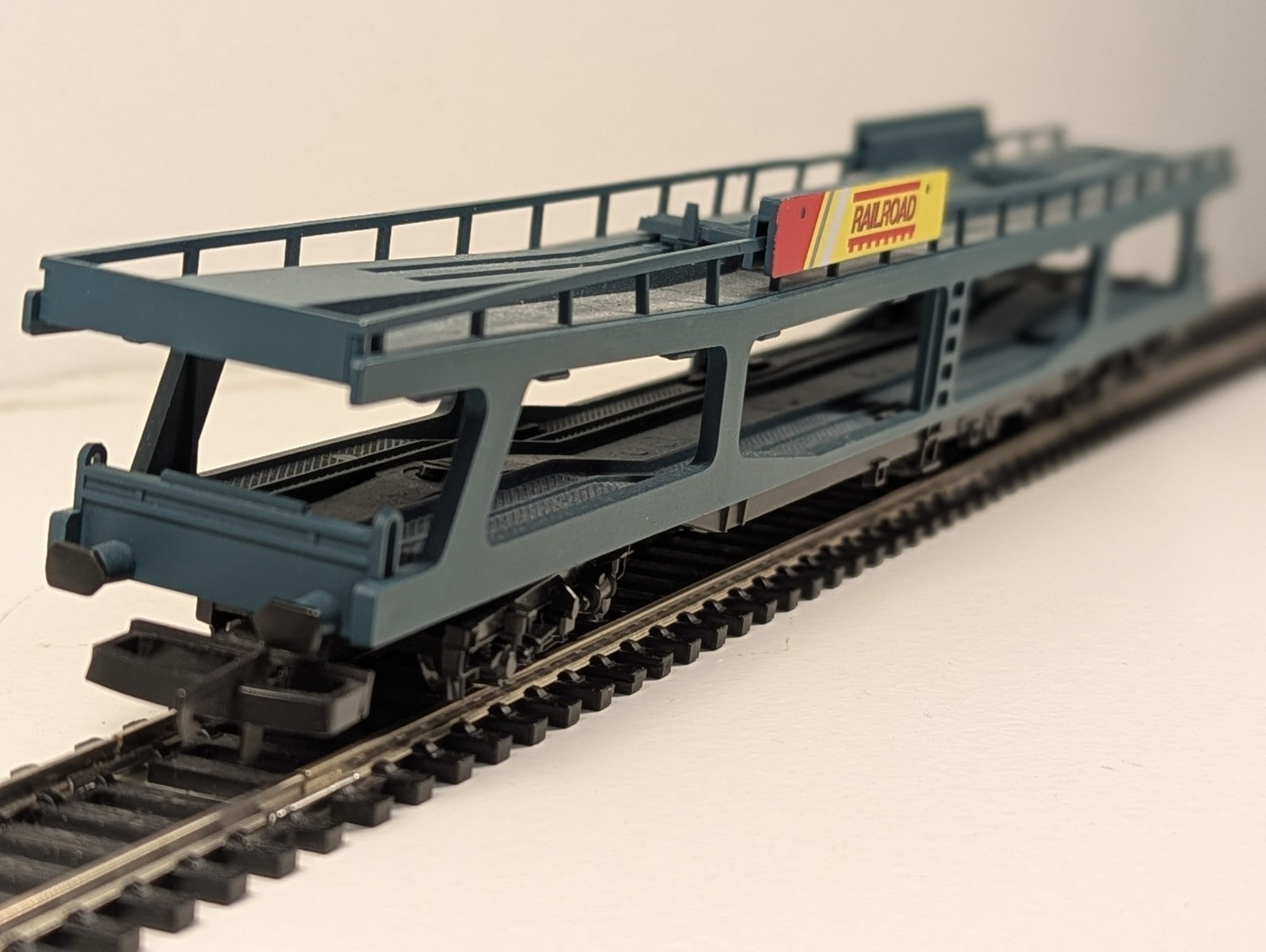 Hornby RailRoad OO Gauge R6423 Double Deck Car Transporter Wagon