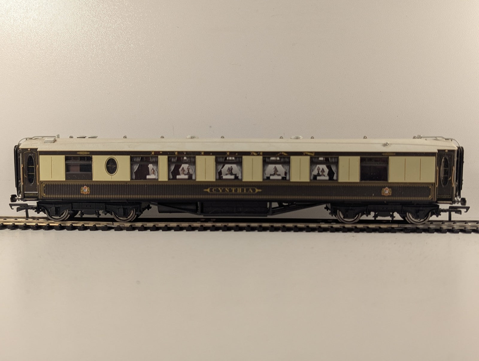 Hornby OO Gauge Pullman First Class Parlour Car 'Cynthia' Passenger Coach