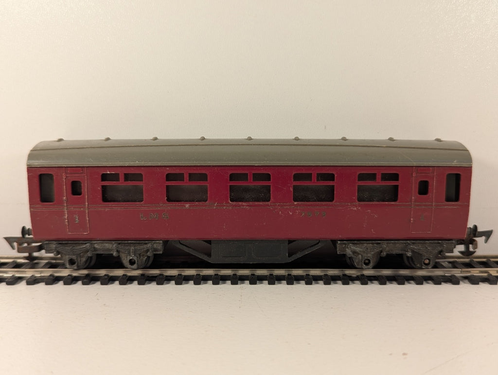 Tri-ang R20 OO Gauge LMS First Class Coach Maroon