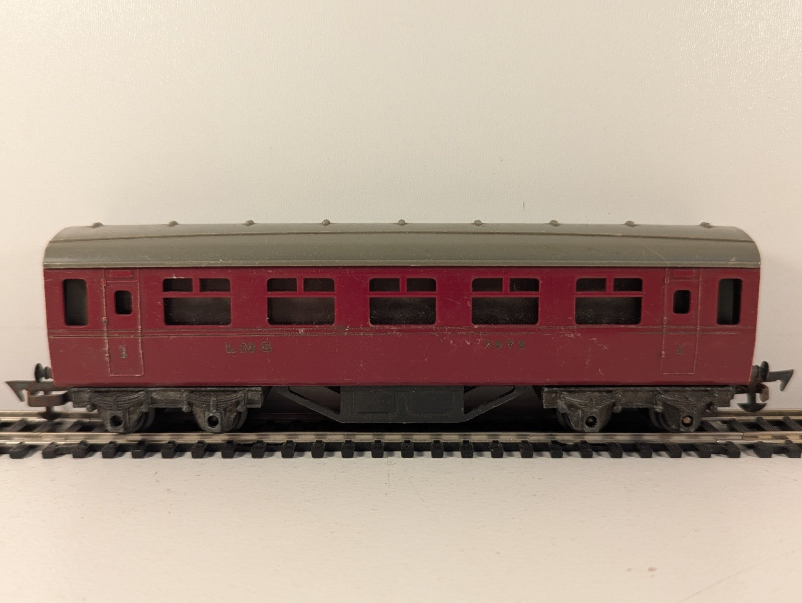 Tri-ang R20 OO Gauge LMS First Class Coach Maroon