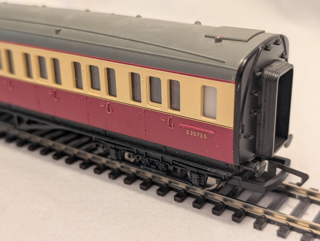 Hornby R4270 BR Maunsell Third Class Brake Coach S3573S – Crimson & Cream