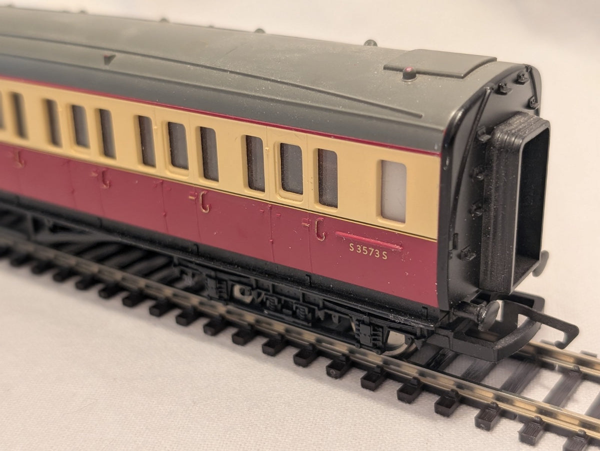 Hornby R4270 BR Maunsell Third Class Brake Coach S3573S – Crimson & Cream