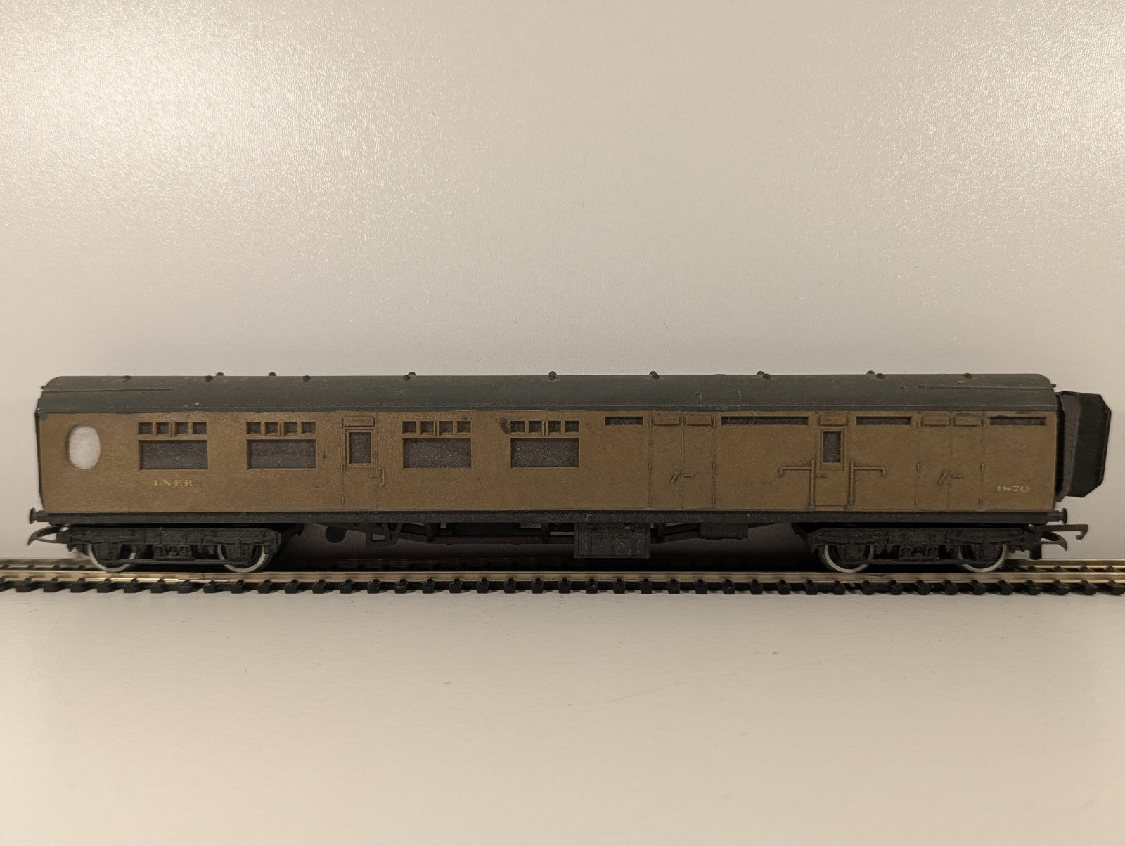 Tri-ang OO Gauge LNER Teak Brake 3rd Coach – Broken Corridor Connection