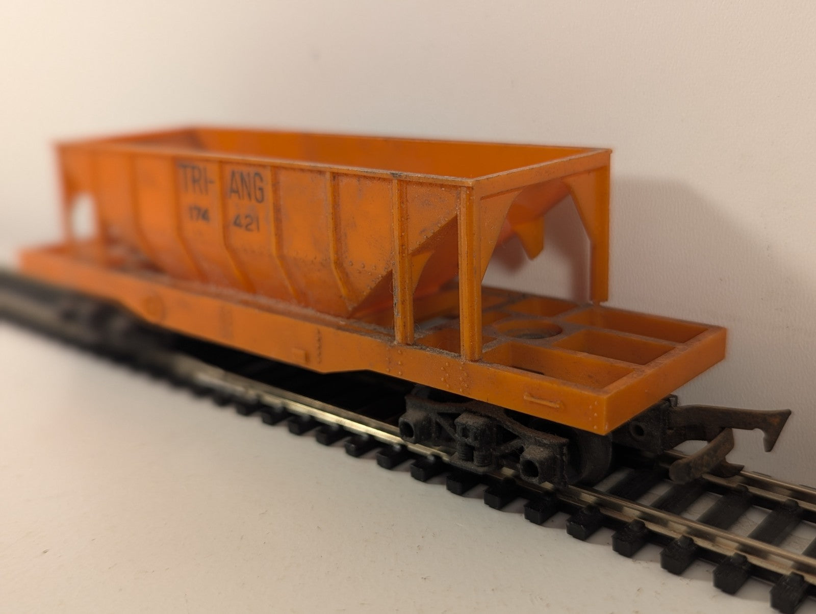 Tri-ang Railways R111 Operating Hopper Car Orange OO Gauge