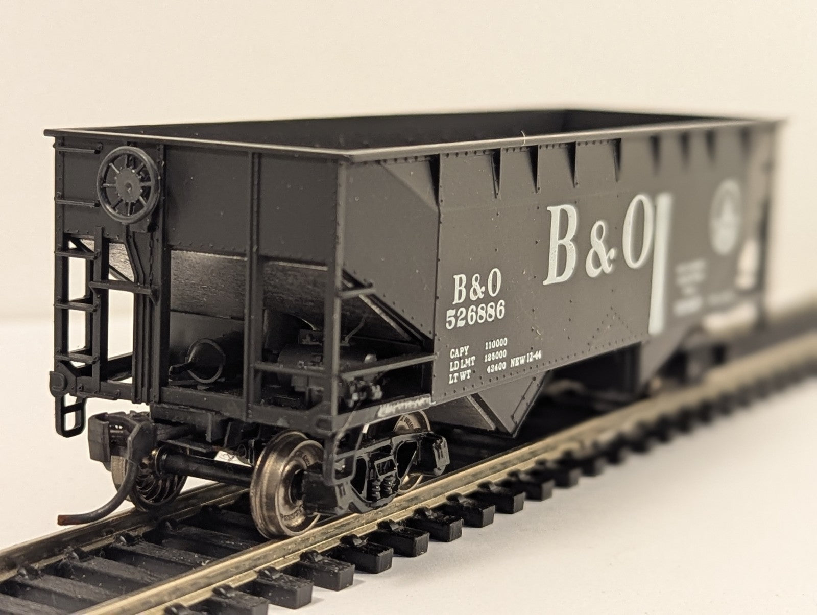 Athearn HO Gauge 34ft 2-Bay Flat-End Hopper (Offset with Square End)