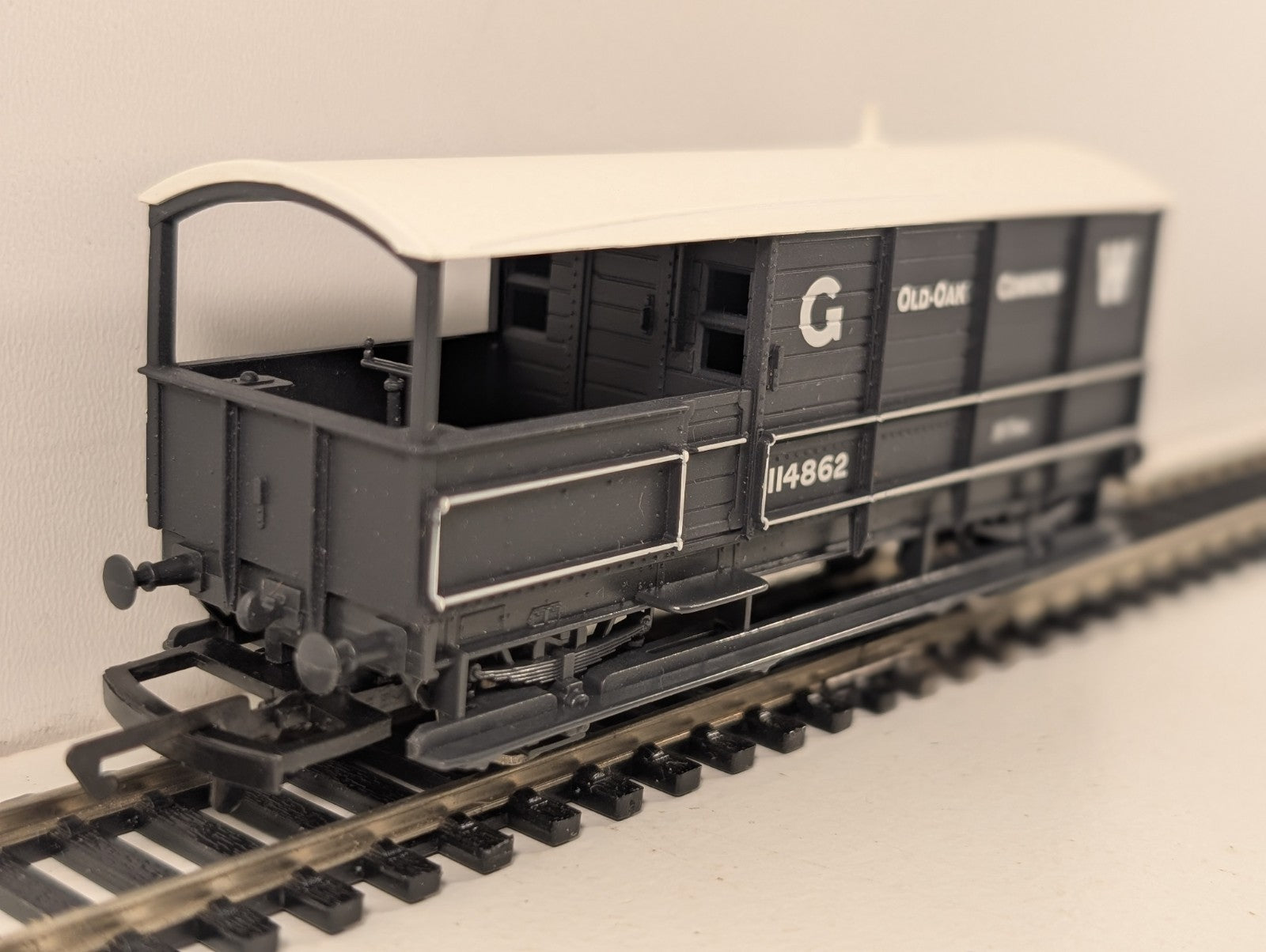 Hornby R6077B OO Gauge GWR Toad Brake Van Old Oak
