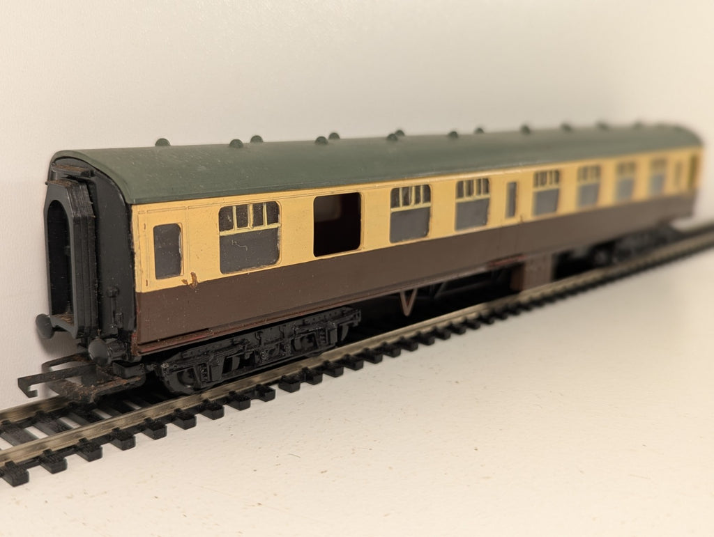 Kitmaster OO Gauge BR Mk1 Corridor Coach Chocolate & Cream