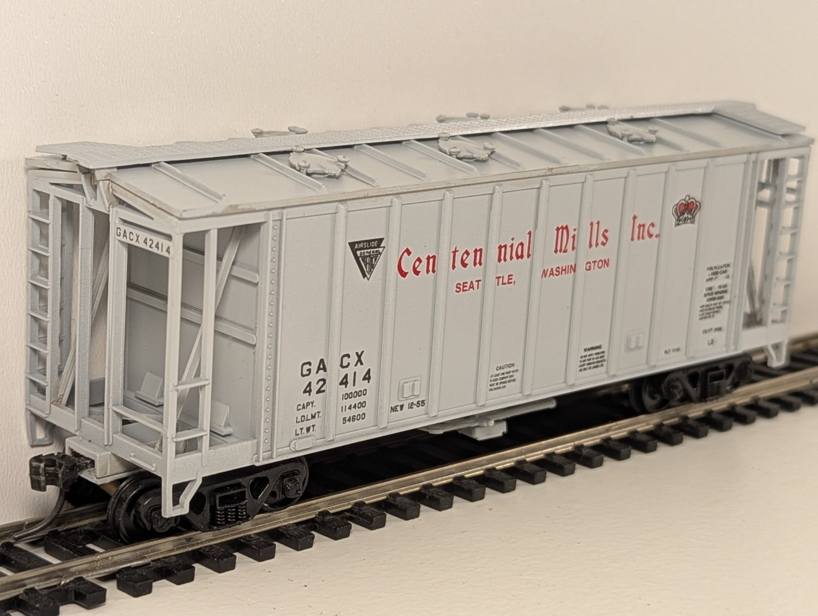 Walthers 39ft Single-Bay Airslide Covered Hopper – Centennial Mills Inc. #42414