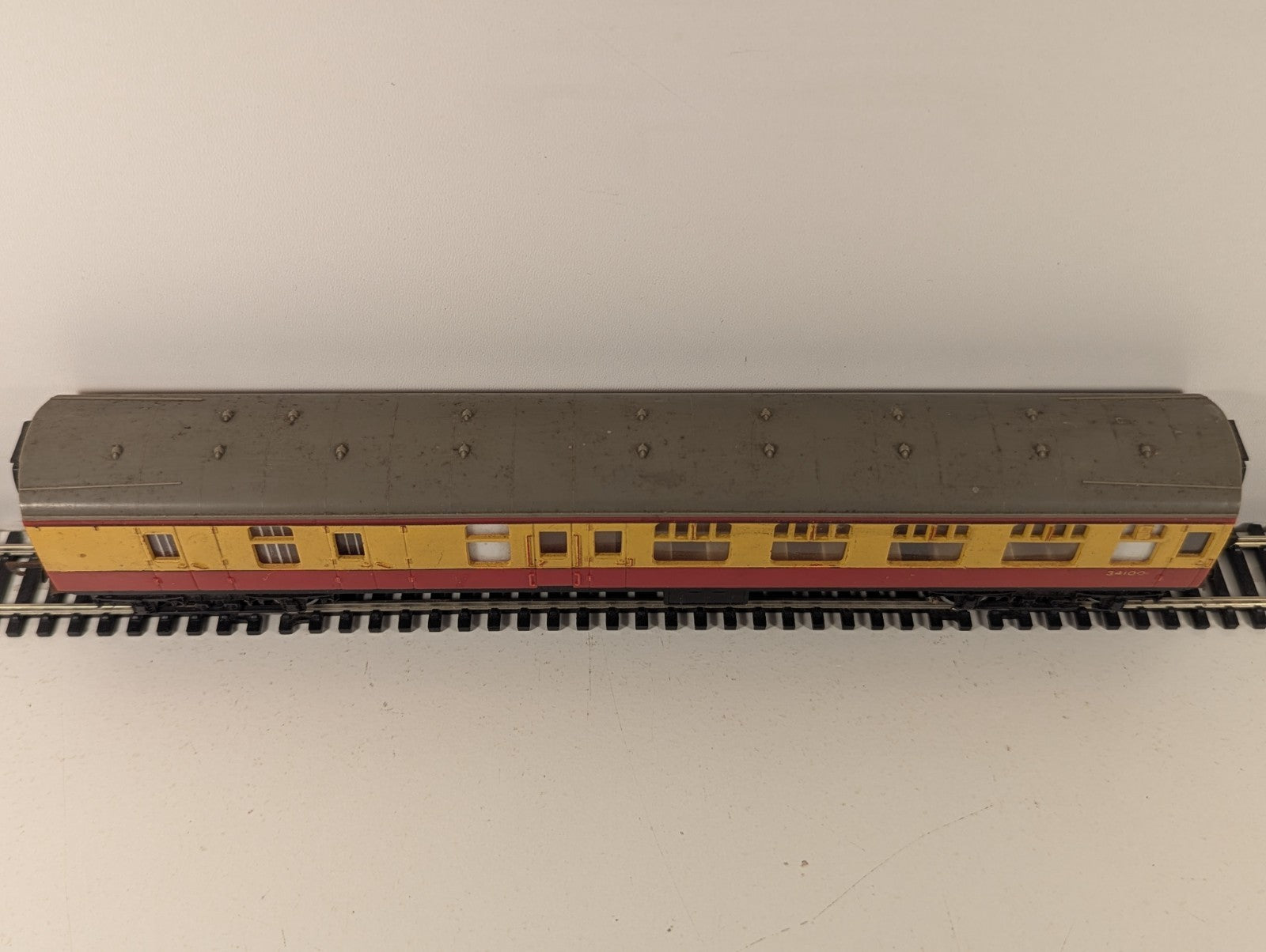Tri-ang Hornby R627 OO Gauge BR Brake 2nd Coach 34100