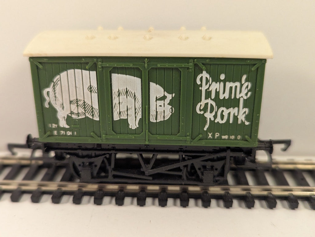 Hornby R162 OO Gauge Prime Pork Vent Van Wagon boxed