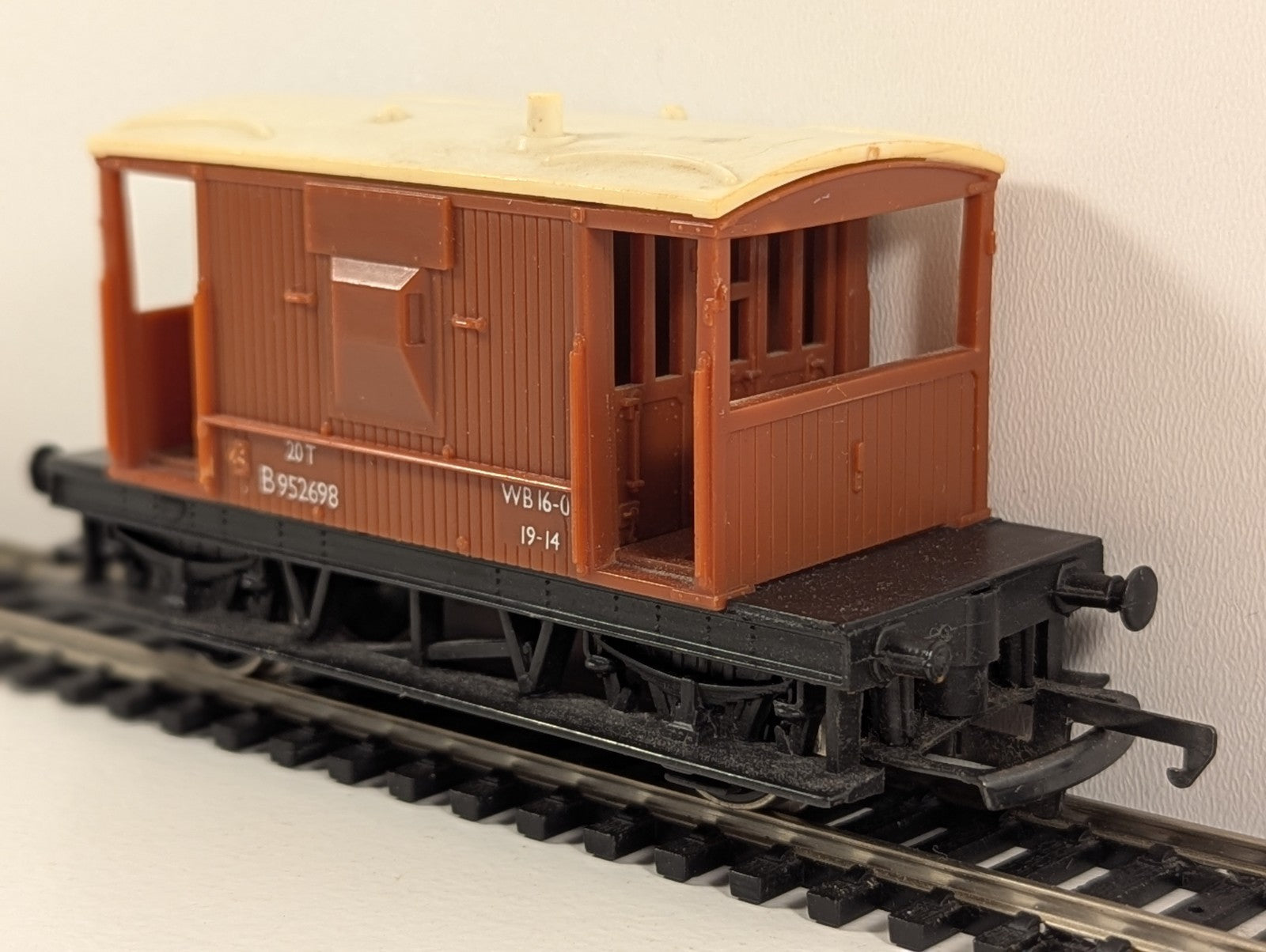 Hornby R218 BR 20 Ton Brake Van B952698 – OO Gauge