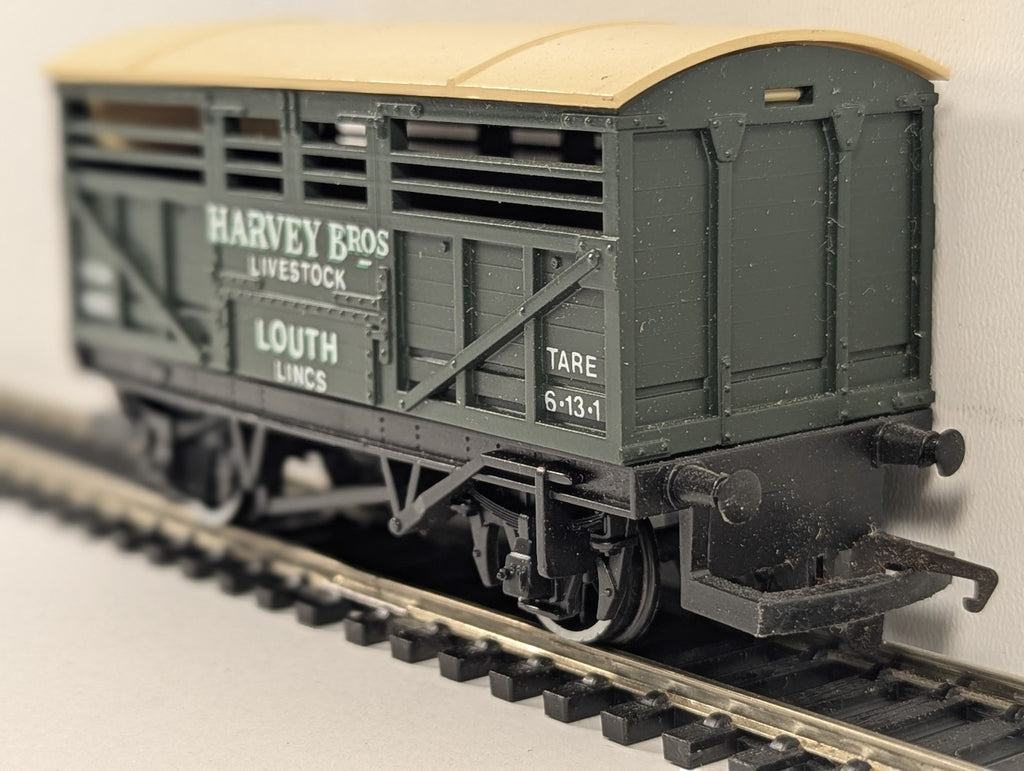 Hornby OO Gauge Harvey Bros Livestock Wagon Goods Wagon 12563 R013