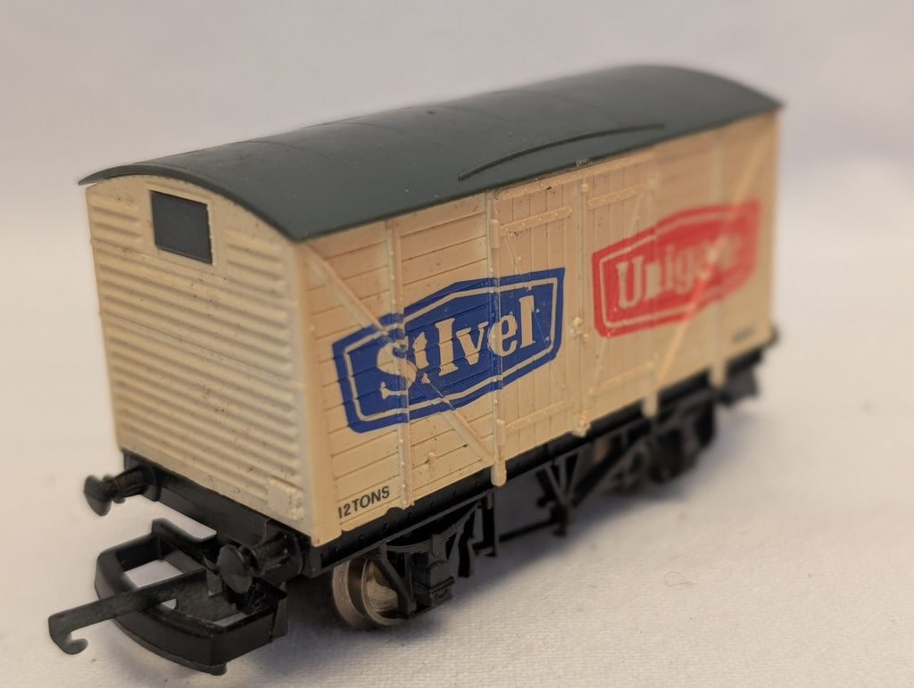 Lima OO Gauge St Ivel / Unigate 12 Ton Box Van Goods Wagon 68837