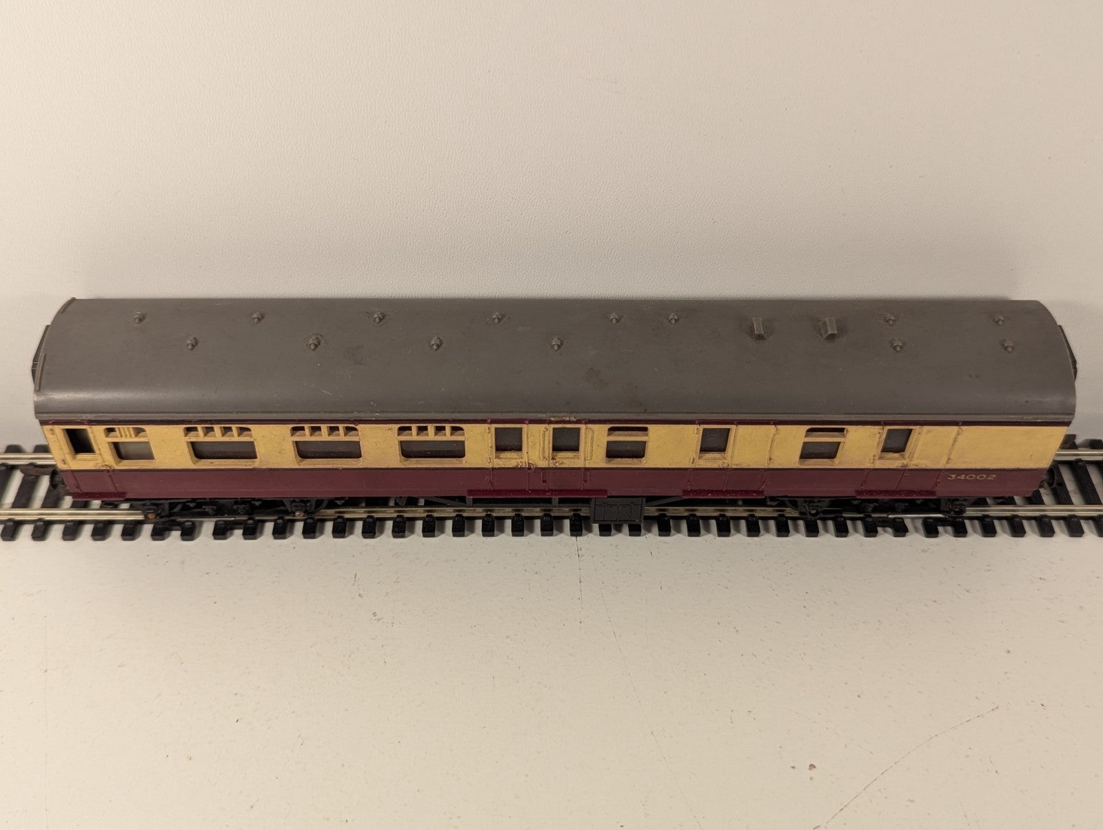 Tri-ang OO Gauge R28/220 Brake Coach 34002 Crimson & Cream