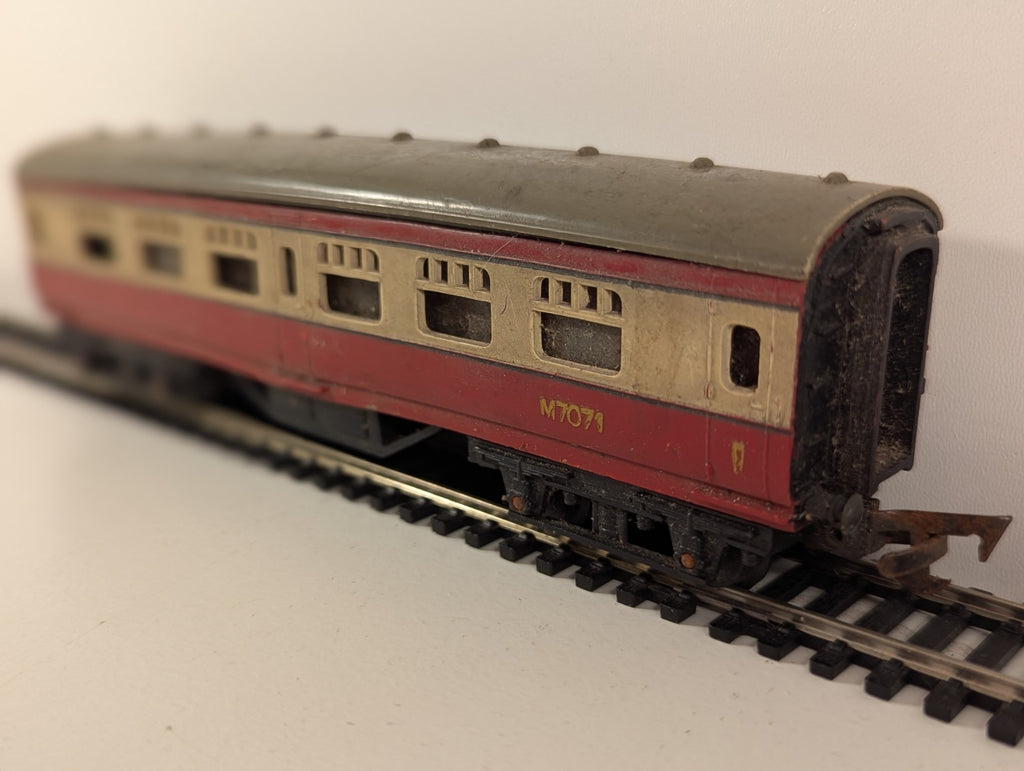 Tri-ang R21 Passenger Coach M7071 – OO Gauge