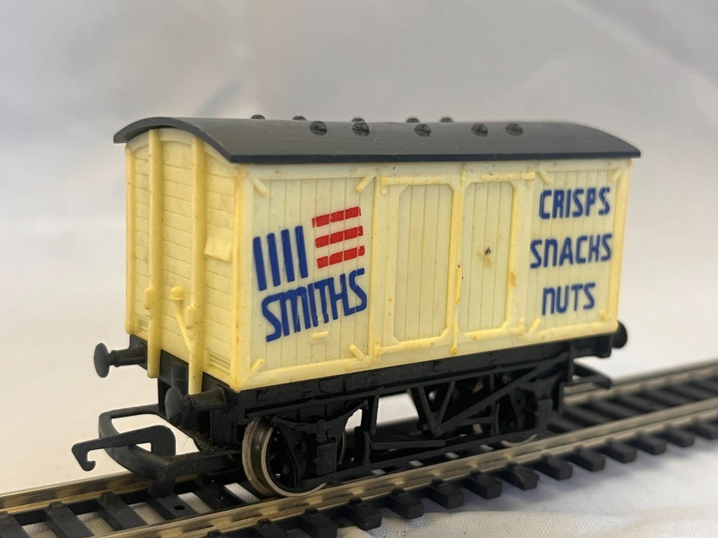 Hornby R135 OO Gauge Smiths Crisps Closed Van Wagon