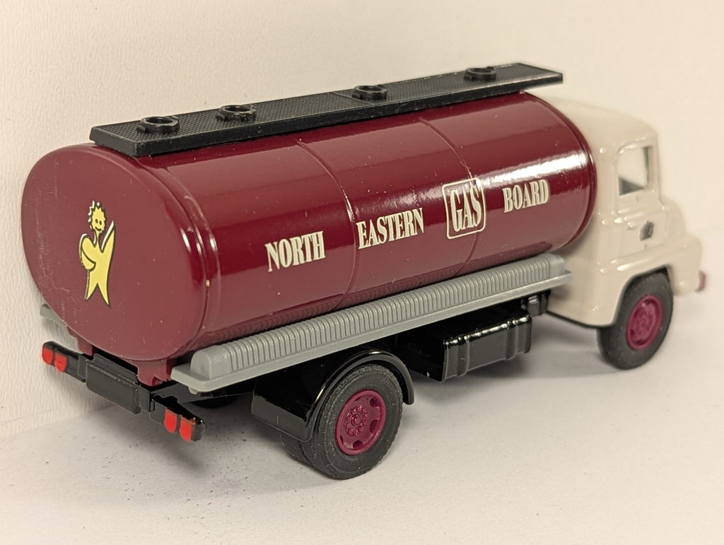 Vanguards VA9000 Ford Thames Trader Tanker – North Eastern Gas – 1:64 Scale