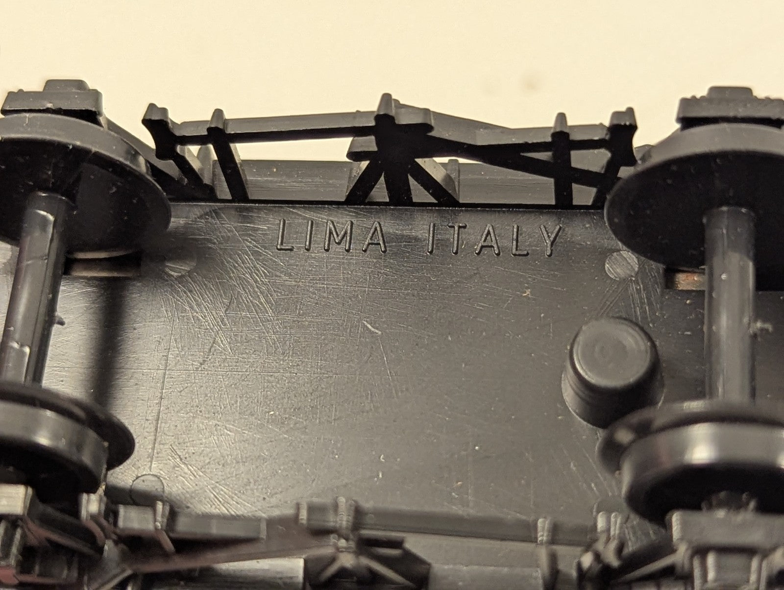 Lima OO Gauge 20 Ton Corrugated End Van