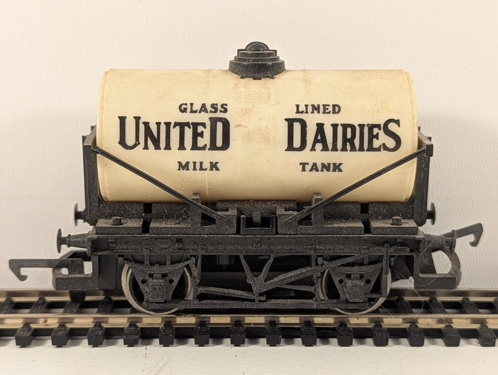 Hornby OO Gauge United Dairies Milk Tank Wagon