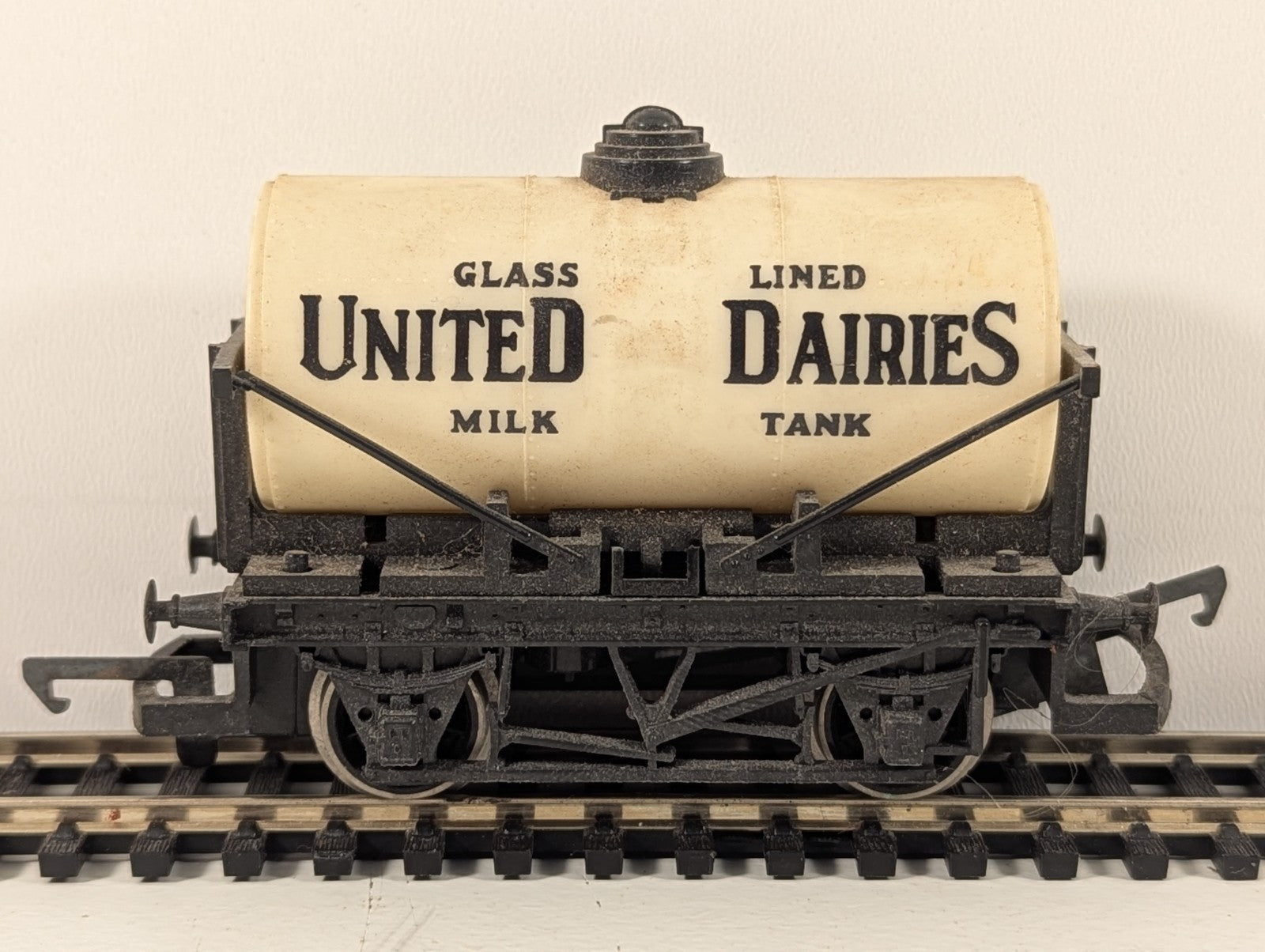 Hornby OO Gauge United Dairies Milk Tank Wagon