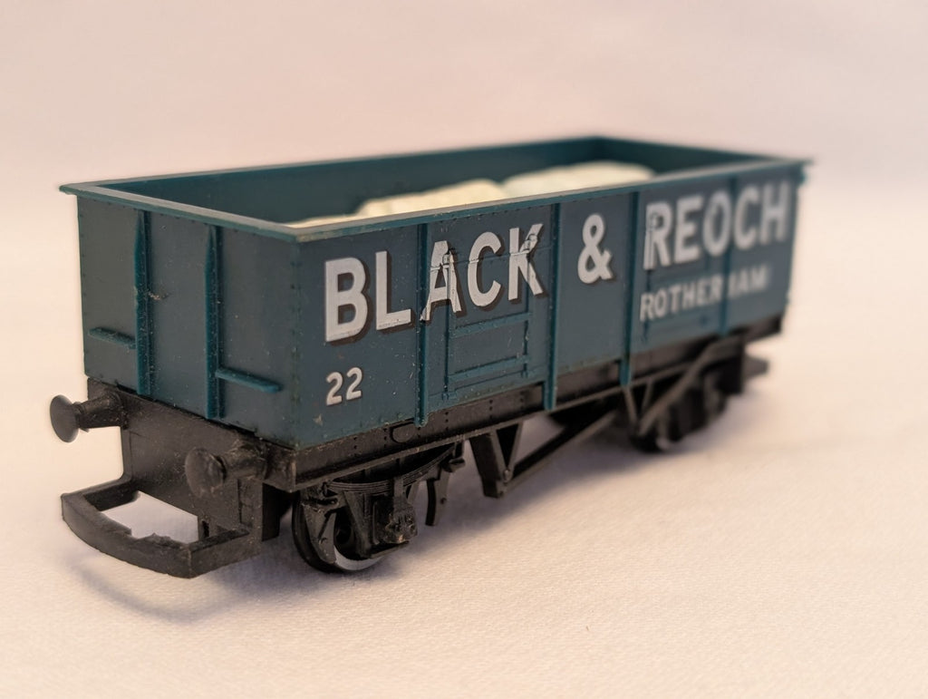 Hornby OO Gauge 7-Plank Open Wagon 'Black & Reoch' Goods Wagon 22