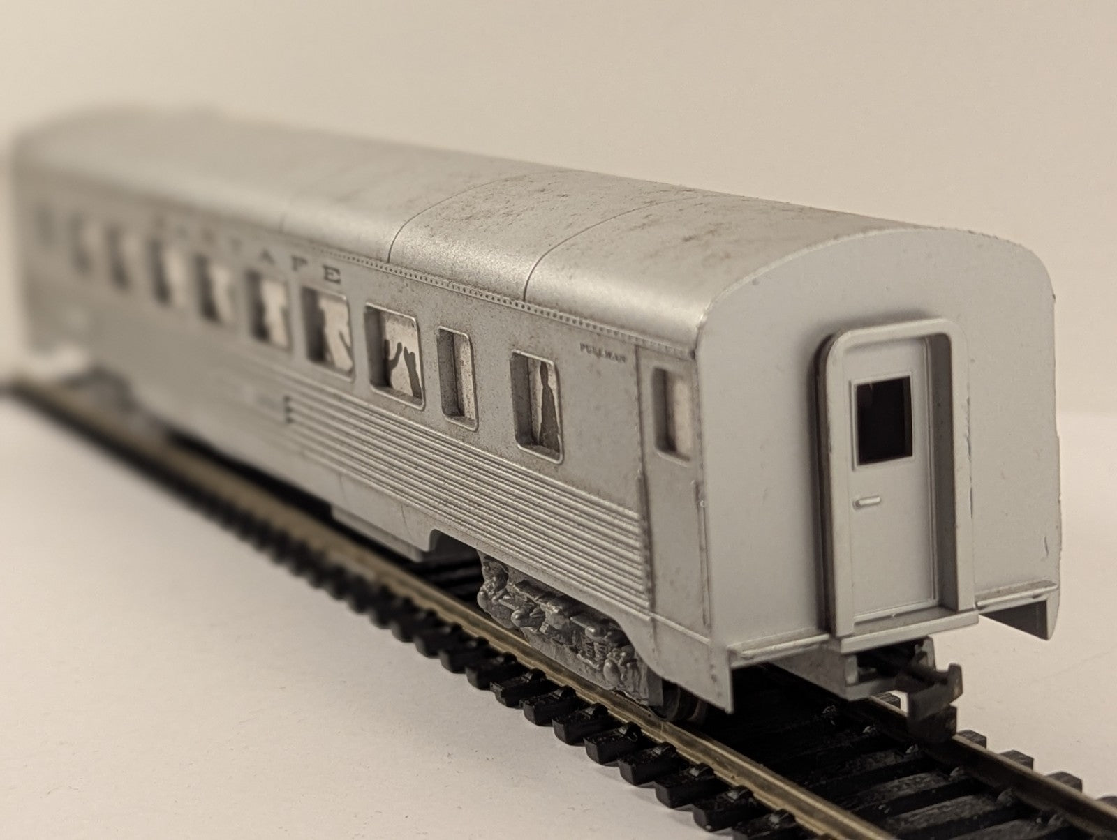 Life-Like HO Gauge Santa Fe Silver Streamlined Passenger Coach