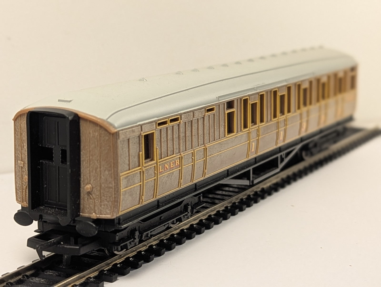 Hornby OO Gauge R4116 LNER Teak Non-Corridor Brake Composite Coach 4237