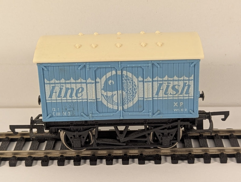 Hornby OO Gauge R014 BR 12T Fine Fish Van E81010